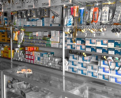 她辭職開了家五金店,承擔(dān)起了一家六口人的生活費,做得有聲有色